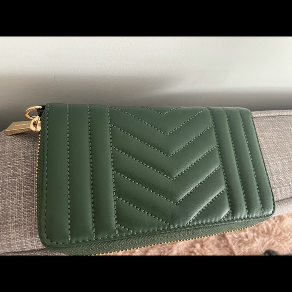 Michael Kors leather wallet. - Picture 3 of 3